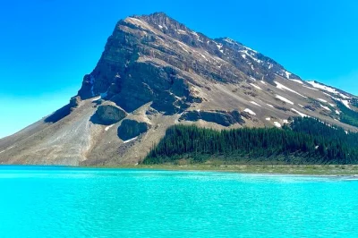 Scopri l’aria fresca dei laghi alimentati dai ghiacciai, passeggia sulle rive blu di moraine e ascolta le storie di una guida locale in questo tour a lake louise con pickup incluso.