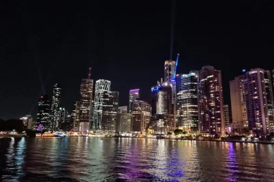Erlebe den Übergang vom sonnenuntergang zu funkelnden stadtlichtern bei einer brisbane river abendfahrt mit gourmet-käseplatte, entspannter musik und saisonalen abfahrten.