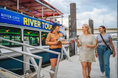 Entdecke den brisbane river mit blick auf story bridge und kangaroo point cliffs, inklusive live kommentar, morgendlichem tee und spannenden stadtgeschichten. 1,5-stündige bootstour.