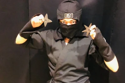 Scopri il samurai ninja museum di kyoto, vestiti da ninja, prova le abilità ninja vere e guarda una dimostrazione di spada da un maestro—biglietto e attività incluse, perfetto per famiglie.