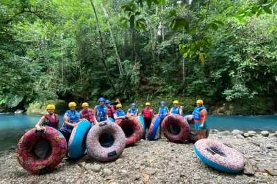 Vivi l’emozione del tubing sul fiume blu, ammira la cascata del rio celeste, avvista bradipi e scimmie e gusta un pranzo tipico, con pickup da la fortuna o dalle spiagge vicine.
