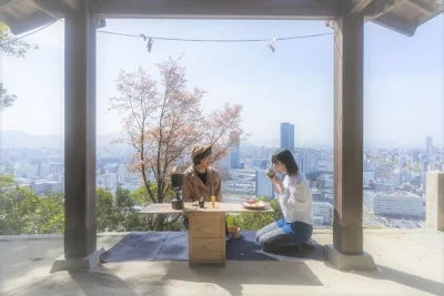 Inizia la mattina con un’escursione sul monte futaba a hiroshima, attraversa 100 torii rossi e gusta il matcha con una guida locale ammirando il mare interno di seto. include cerimonia del tè.