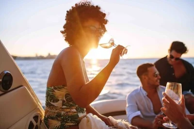 Erlebe capri zur goldenen stunde ab sorrento: schwimmen in grotten, drinks auf dem boot und gemütliches bummeln in der piazzetta bei nacht. kleine gruppe, snacks und getränke inklusive.