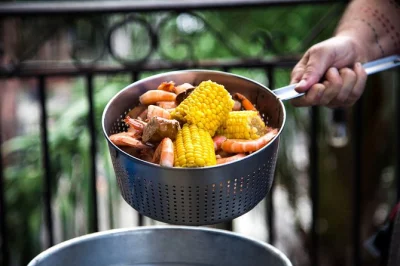 New orleans french quarter: genieße frische gulf-shrimps bei einem privaten shrimp boil mit live-jazz und geschichten von mister gregory. inklusive abendessen und musik.