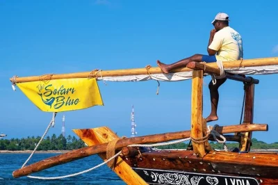 Prenota un tour privato safari blue da fumba village. naviga su un dhow, fai snorkeling in acque cristalline, gusta un pranzo di pesce su una sandbank e visita l'isola di kwale.