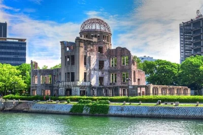 Scopri hiroshima con una guida locale: visita il parco della pace, il museo e il castello carp. incontro flessibile e racconti personali lungo il percorso.