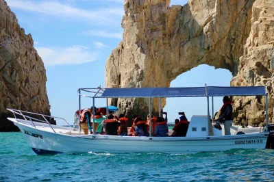 Vivi la brezza a bordo di una barca con fondo trasparente a cabo san lucas, osserva i leoni marini a land’s end e rilassati con musica e racconti locali. guida, acqua e bagno inclusi.