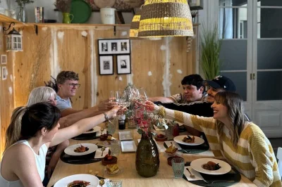 Descubra barcelona com uma aula prática de paella em um apartamento do século xviii, degustação de 10 tapas com vinhos espanhóis e um passeio guiado pelo mercado la boquería. bebidas incluídas.