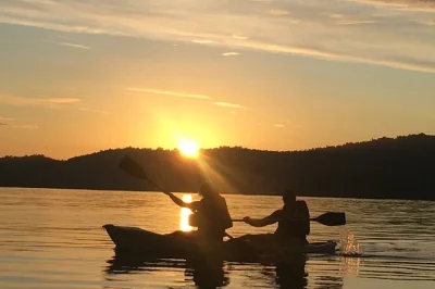 Commencez votre journée en pagayant dans la baie paisible de paraty au lever du soleil. excursion guidée en kayak ou canoë avec encas, équipement de sécurité et observation de la faune locale. r
