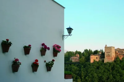 Lose yourself in the winding streets of granada’s albayzín & sacromonte on a guided walk, with stories, local insights, and views of the alhambra. includes official guide.