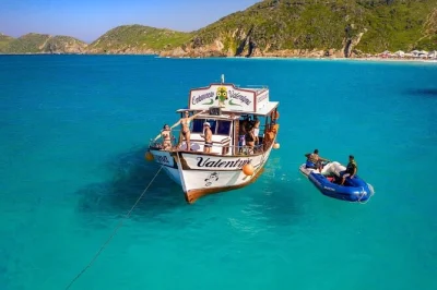 Disfruta la brisa del atlántico en un paseo en barco por arraial do cabo, con caipirinhas de barra libre, paradas en playas escondidas y wifi a bordo. incluye bebidas y tripulación local.