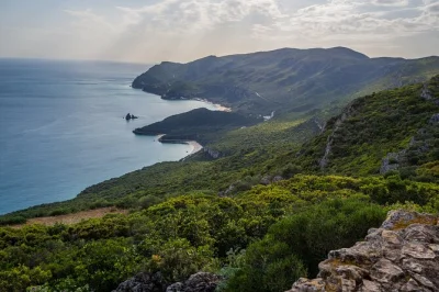 Attraversa il ponte simbolo di lisbona, scopri le vie di sesimbra e assapora 5 vini locali tra le colline di arrabida. include pickup, guida in inglese e comfort in piccolo gruppo.