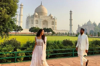 Explore o taj mahal em agra com guia particular, evite filas e descubra as histórias por trás do mármore. inclui transfer, ingresso e água mineral.
