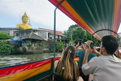 Scopri il fascino dell’antica bangkok con un giro in barca sui canali, ammira il buddha più grande della città e visita un caratteristico villaggio di artisti—con guida e punto d’incontro como