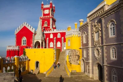 Parti da lisbona per un tour a sintra con biglietti inclusi: palazzo pena, quinta da regaleira e una vista mozzafiato a cabo da roca. gruppo piccolo, guida locale e transfer garantito.