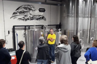 Découvrez la distillerie de hydromel de kinsale, dégustez différents miels et plongez dans les légendes irlandaises. dégustation guidée et parking gratuit sur place.