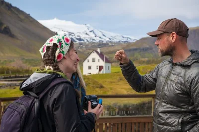 Descubra o lado selvagem da islândia em um passeio de dia inteiro pela península de snæfellsnes saindo de reykjavik. caminhe por praias de areia preta, veja kirkjufell, com guia local e opção de 