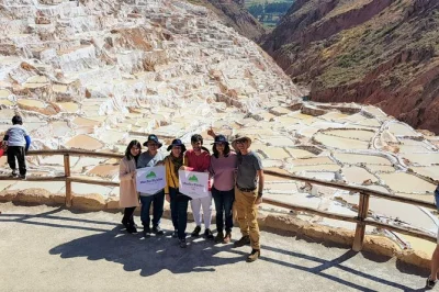 Descubra as terras circulares de moray, prove o sal das salinas de maras e conheça histórias locais em um passeio pelo vale sagrado saindo de cusco. inclui transporte, guia e almoço.