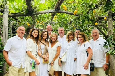 Descubre los mercados de sorrento con un local, prueba especialidades típicas, pasea por un huerto de limones y disfruta una cata de limoncello. incluye degustaciones, comida y paseo por la ciudad.