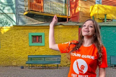 Descubre buenos aires con un tour a pie por la boca: los colores vibrantes de caminito, historias de inmigrantes, arte callejero y la pasión por el fútbol con guía local.