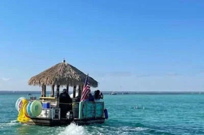 Découvrez panama city beach lors d’une croisière tiki de 3h avec baignade sur banc de sable, snorkeling et boissons à emporter. glacière, musique et capitaine local inclus.