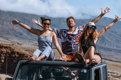 Découvrez le côté sauvage de maui lors d’une visite privée de la road to hana avec baignades sous cascades, plages secrètes et saveurs locales. prise en charge, snacks et guide expert inclus.