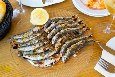 Descubra o sabor de malaga com um tour a pé de tapas, bebidas, histórias locais e doces tradicionais, tudo com guia e grupo pequeno.