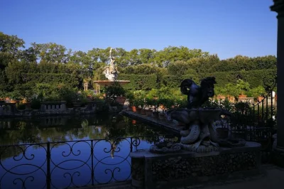 Step inside florence’s pitti palace with a small group, see the palatina gallery’s masterpieces, and wander boboli gardens with a licensed guide—timed entry included.