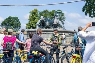Scopri copenaghen in bici con una guida locale: visita nyhavn, la piccola sirena e i palazzi reali in 3 ore. caschi, mantelle antipioggia e deposito bagagli inclusi.
