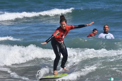 Vivi l’emozione del surf a famara, lanzarote: lezioni con istruttori locali, trasferimenti e attrezzatura completa. scegli l’orario e cavalca la tua prima onda.