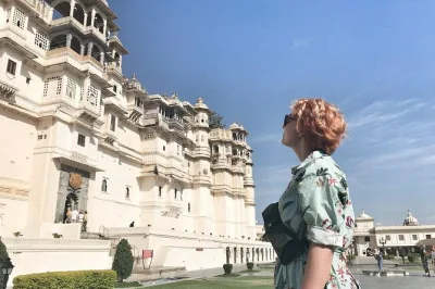 Découvrez udaipur en privé : city palace, balade en bateau sur le lac pichola, marchés animés et prise en charge à l’hôtel. explorez le cœur de la ville en une journée.