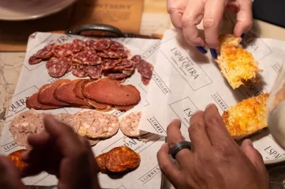 Explore o bairro gótico de barcelona em um tour a pé de tapas com vermute, petiscos catalães e bares familiares. grupos pequenos, guia local e degustações à noite.