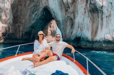 Acorde com a brisa do mar em capri num passeio privado de barco — visite a gruta azul, nade perto dos faraglioni e relaxe com um skipper local. inclui bebidas e snorkel.