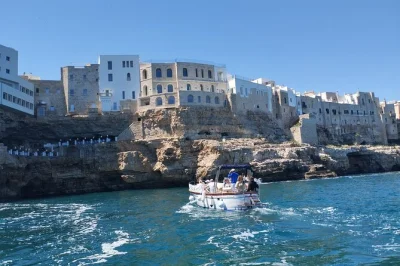 Monopoli, grottes de polignano, apéritif local : balade en gozzo partagé, baignade, snacks typiques, prosecco frais et guide chaleureux. boissons incluses.