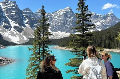 Explore as montanhas rochosas de perto com um passeio a lago moraine, lake louise e banff. caminhe pelas margens dos lagos, conheça o centro de banff e aproveite o café e o transporte incluídos.
