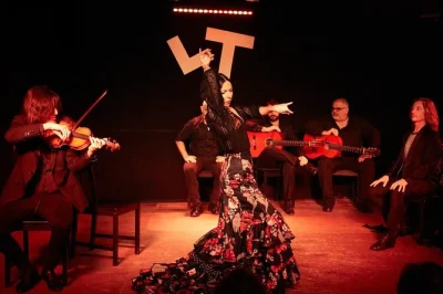 Vive la esencia de madrid en las tablas flamenco, cerca de plaza españa. disfruta música en vivo, baile apasionado y gastronomía española. incluye cena o bebida.
