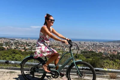 Découvrez barcelone à vélo électrique avec un guide anglophone. parcourez parcs, ruelles et bord de mer, avec vélo, casque et eau inclus.