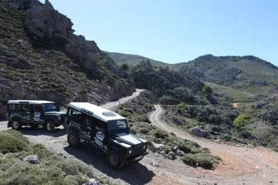 Descubra o lado selvagem de creta com um safari off-road em georgioupolis, prove mel e raki cretenses, nade em uma praia escondida e desfrute de um almoço típico com transporte incluso.