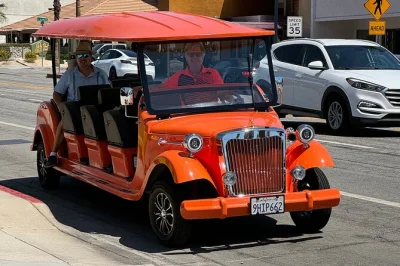 Scopri palm springs con un tour in golf cart, assaggia specialità locali, visita le case delle celebrità e fermati nel centro città—con guida inclusa.