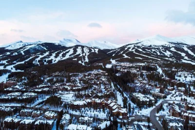 Erlebe die frische bergluft am red rocks amphitheatre, überquere den loveland pass am continental divide und schlendere durch die lebendige altstadt von breckenridge – mit abholung und lokalem guid