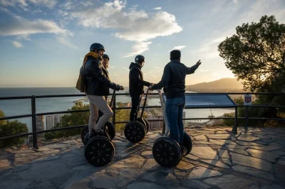 Erlebe malaga auf einer 2-stündigen segway-tour mit helm: vorbei an alcazaba, stierkampfarena und malagueta strand – mit lokalem guide und zentralem treffpunkt.