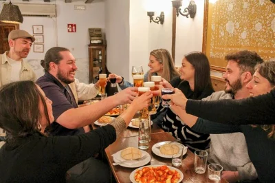 Recorre el centro histórico de madrid con un guía local, probando tapas auténticas y vinos españoles en cuatro tabernas clásicas. grupos pequeños, comida completa y anécdotas inolvidables.