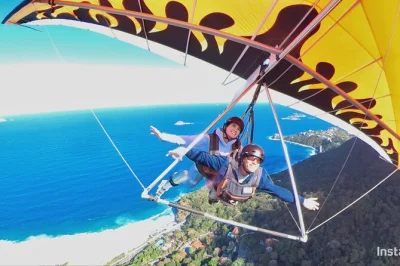Siente la emoción de volar en ala delta sobre rio de janeiro con un piloto campeón, despega desde la selva de tijuca, disfruta vistas del cristo redentor y aterriza en la playa são conrado. incluye