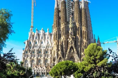 Sinta a energia do bairro gótico de barcelona, evite filas na sagrada família e explore o parque güell de gaudí com um guia local apaixonado. entrada prioritária incluída.