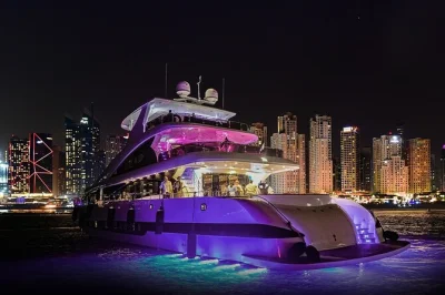 Découvrez dubai à bord d’un superyacht avec dj live, open bar et dîner, en admirant la skyline illuminée. croisière de 3h, boissons incluses et guide local.