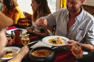 Scopri lisbona con un tour gastronomico a baixa guidato da un locale, con prenotazioni prioritarie, drink tipici portoghesi e dessert. opzioni vegetariane disponibili.