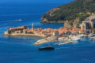 Entdecken sie montenegros küste auf einer privaten tour. besuchen sie perast, our lady of the rocks, die altstadt von budva und kotor mit einem lokalen guide und hotelabholung.