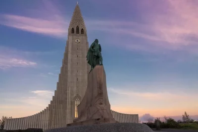 Comece seu tour a pé por reykjavik com um guia local, descubra arte de rua, parlamento, hallgrímskirkja e experimente petiscos islandeses. grupos pequenos e histórias envolventes.