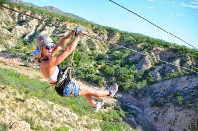 Vivi l’emozione del zipline eco-avventura a costa azul, los cabos, con viste mozzafiato sul canyon, gare tra cavi, degustazione di tequila e pick-up dall’hotel o punto d’incontro.