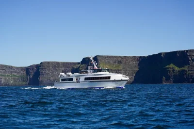 Saia direto de galway para inis mór e as impressionantes cliffs of moher, com tempo para explorar a ilha e navegar sob os penhascos. inclui ferry de ida e volta e áudio guia.